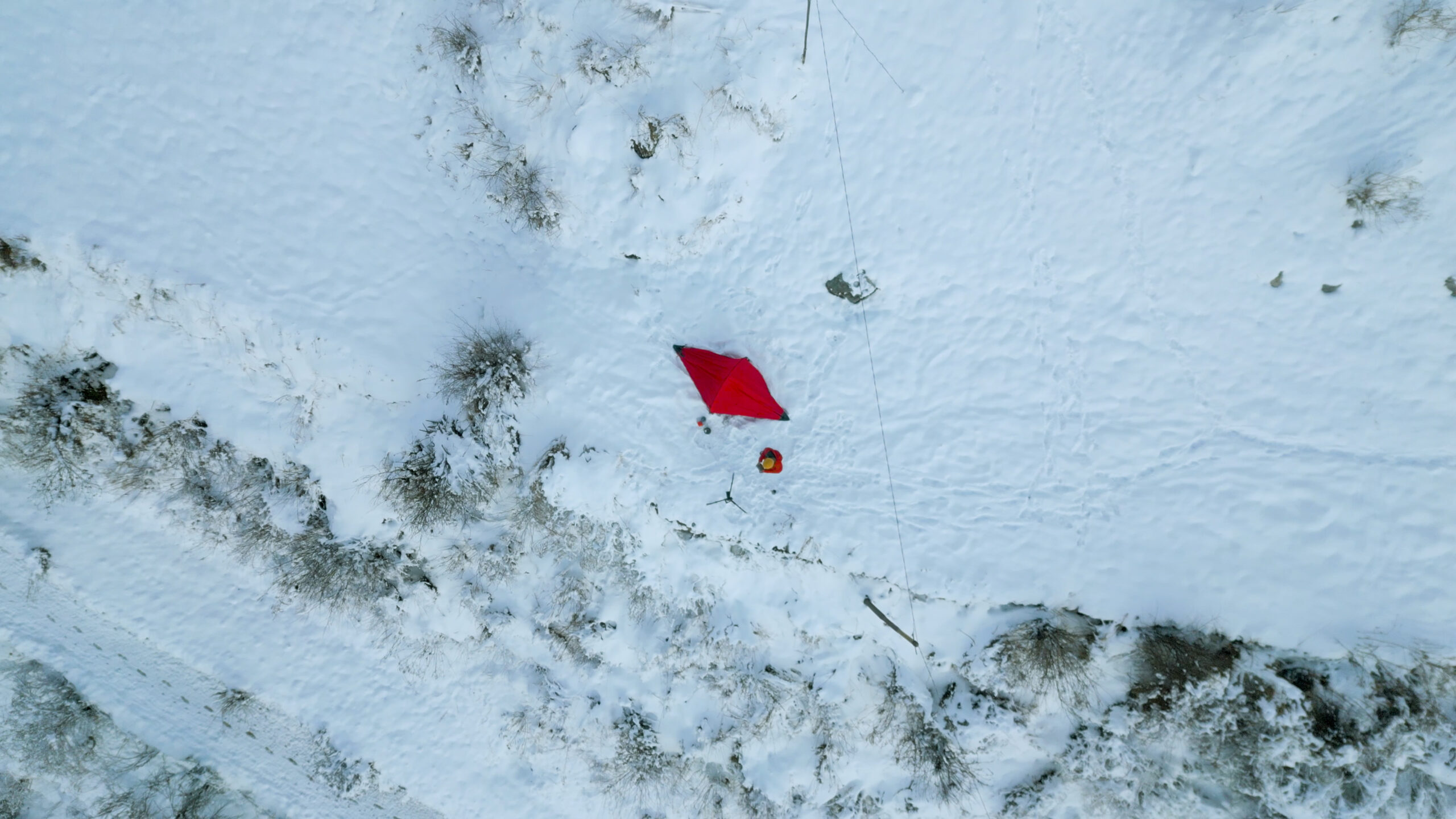 Gipfel marga one tent in kuari pass during winters